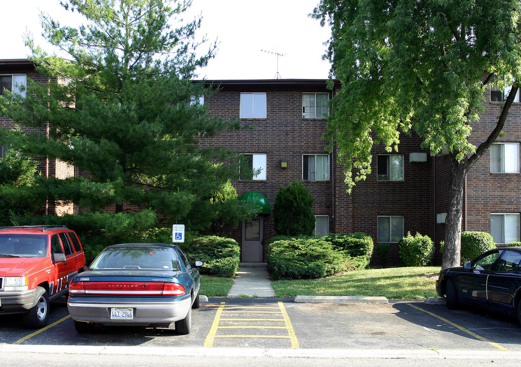 2504 Waterbury Dr in Woodridge, IL - Building Photo