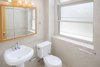 2375 W Montana St, Unit B2 in Chicago, IL - Foto de edificio - Building Photo