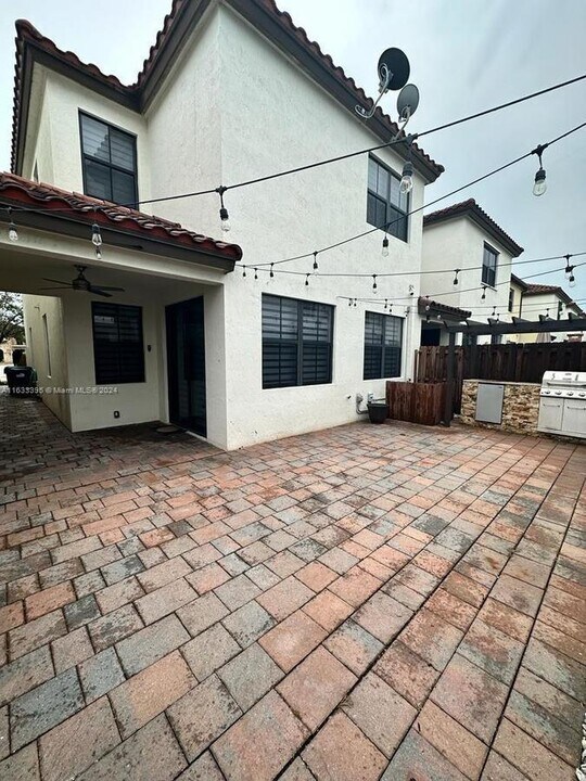 10343 NW 70th Ln in Doral, FL - Building Photo