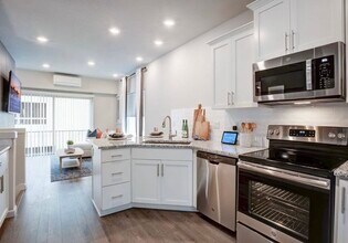 8879 SW Elena Ln in Tigard, OR - Foto de edificio - Building Photo