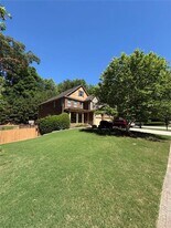 180 Village Green Ct SW in Lilburn, GA - Building Photo