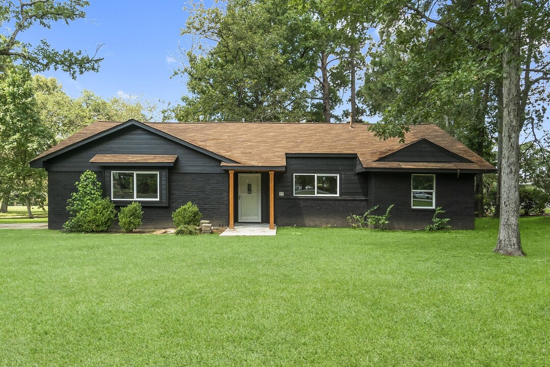 62 Greenbriar Dr in Conroe, TX - Building Photo