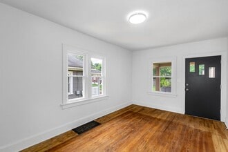 2212 Snyder Ave NE in Canton, OH - Building Photo - Building Photo