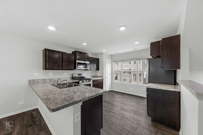 2417 Bella Dr in Pingree Grove, IL - Building Photo - Building Photo