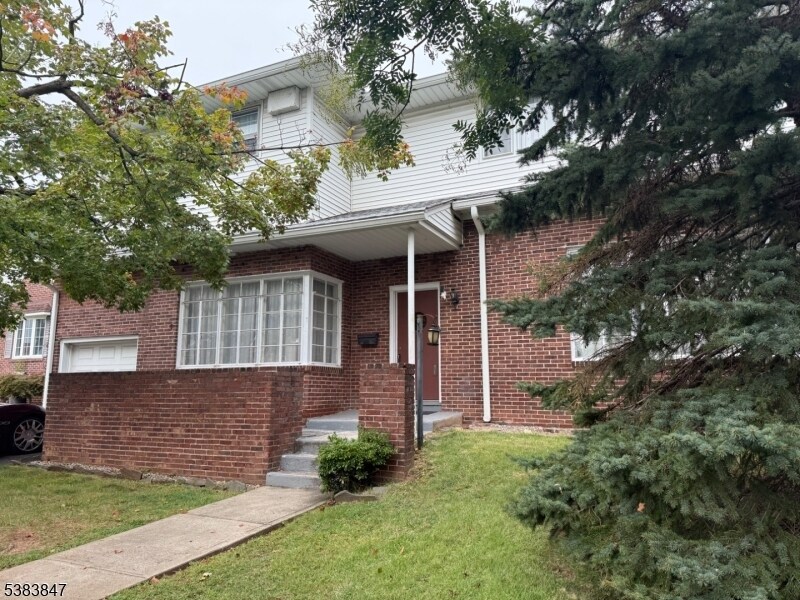 916 W Elm St in Linden, NJ - Building Photo