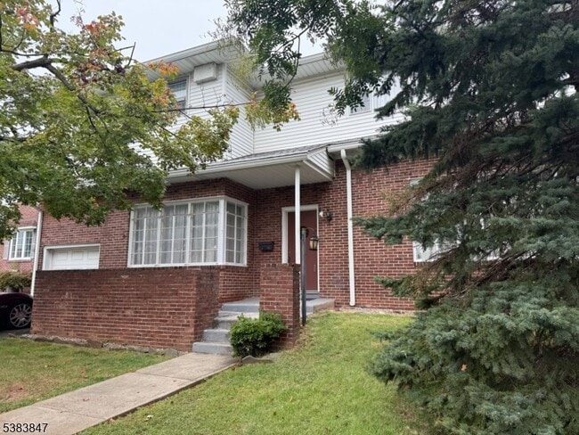 property at 916 W Elm St