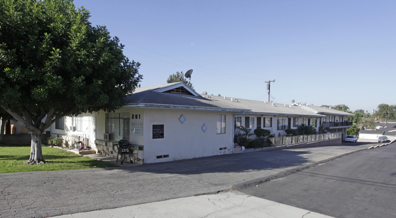 281 N Idaho St in La Habra, CA - Foto de edificio
