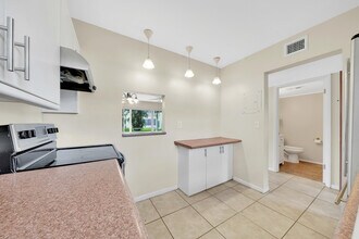 719 Lori Dr in Palm Springs, FL - Foto de edificio - Building Photo