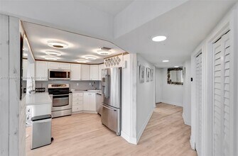 2401 Collins Ave, Unit 601 in Miami Beach, FL - Building Photo - Building Photo