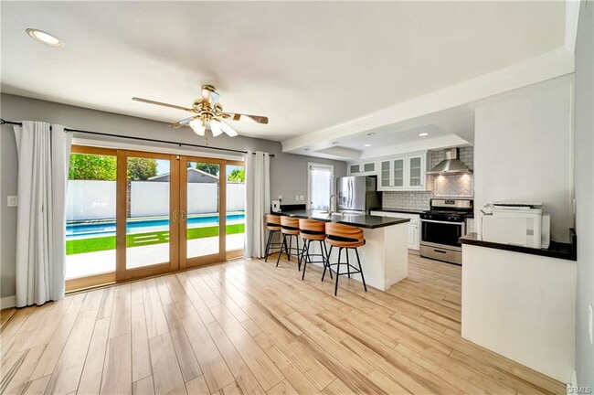 23010 Hartland St in Los Angeles, CA - Building Photo - Building Photo