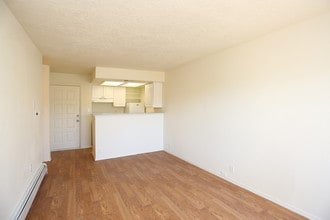 Cloudview Terrace Apartments in Albuquerque, NM - Foto de edificio - Building Photo