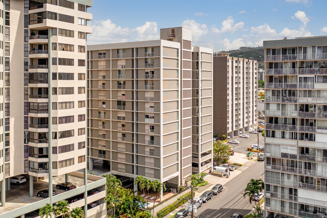 Alexander Towers in Honolulu, HI - Building Photo - Building Photo