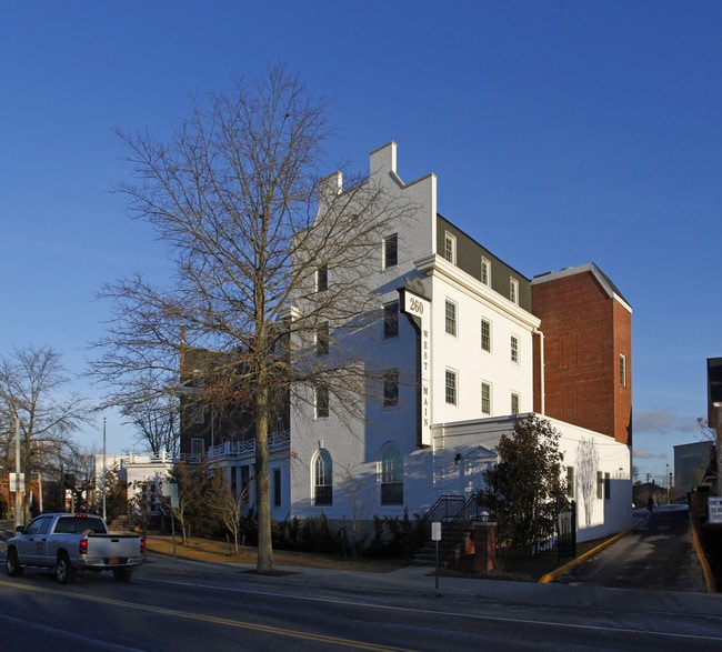 260 W Main St in Riverhead, NY - Building Photo - Building Photo