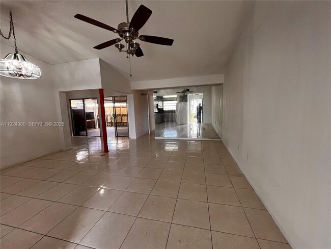 819 NE 214th Ln in Miami, FL - Building Photo - Building Photo