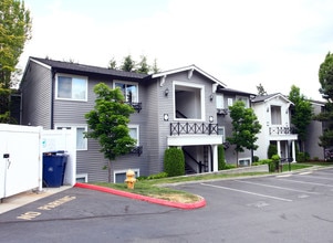 Brio Condominiums in Lynnwood, WA - Foto de edificio - Building Photo