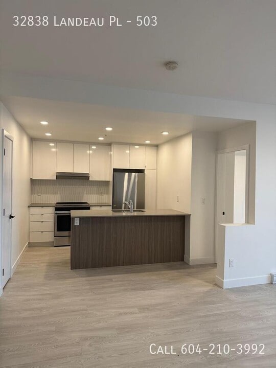 32838 Landeau Pl in Abbotsford, BC - Building Photo