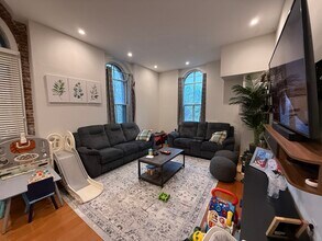 100 Captains Row, Unit 307 in Chelsea, MA - Building Photo - Building Photo