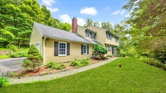 35 Highpoint Rd in Woodbury, CT - Building Photo