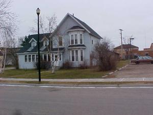 1021 Lake Ave in Detroit Lakes, MN - Building Photo