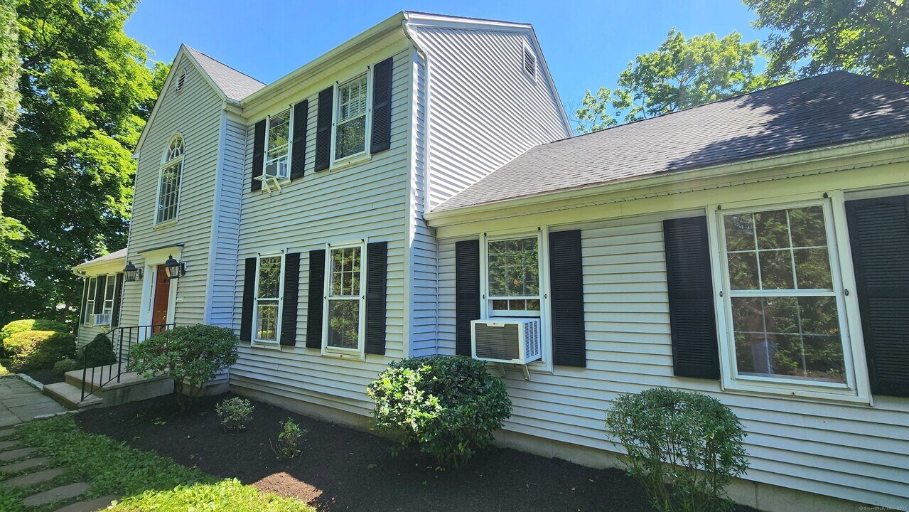 7 Oenoke Ridge in New Canaan, CT - Building Photo