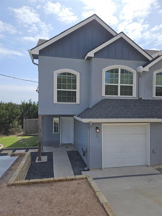 5911 Lago Vista Way in Lago Vista, TX - Building Photo