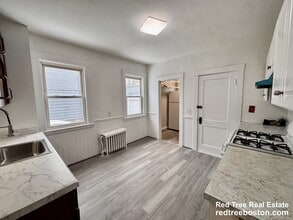 129 Redlands Rd in Boston, MA - Foto de edificio - Building Photo