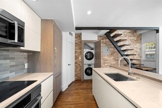 739 2nd St, Unit 1 in Miami Beach, FL - Building Photo - Building Photo