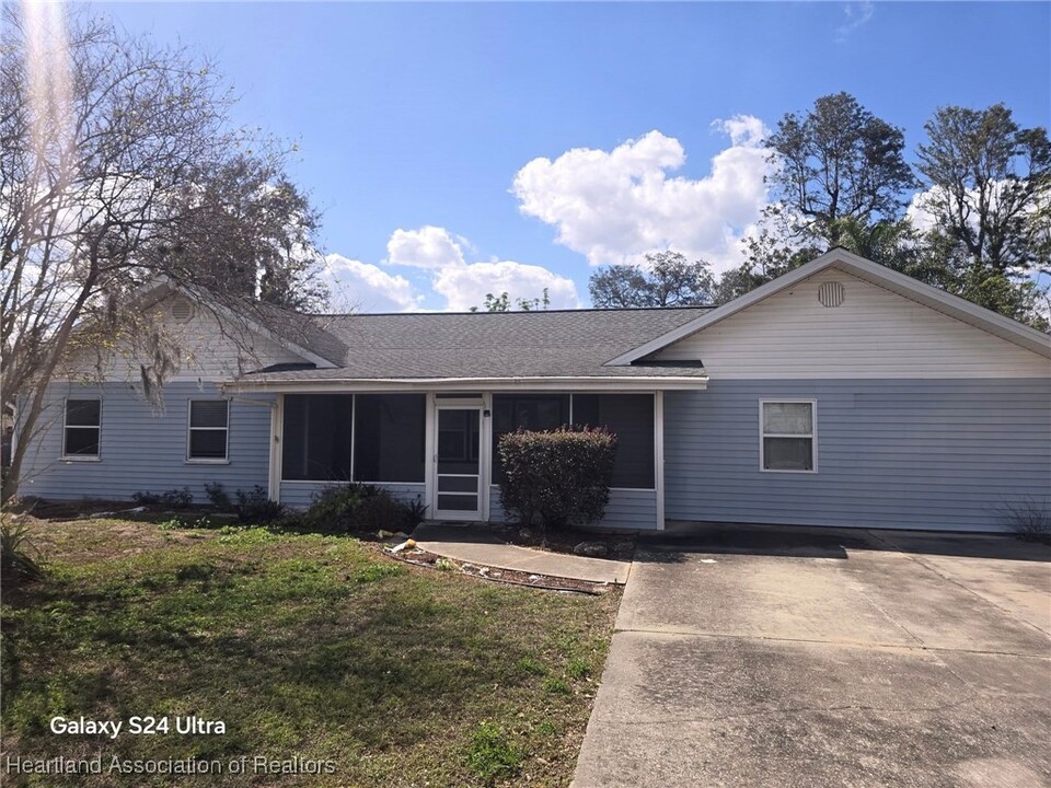 2015 Covington Rd in Sebring, FL - Building Photo