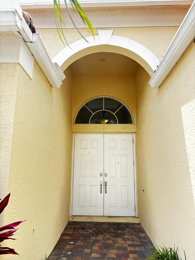 2679 SE Castle Pine Pl in Stuart, FL - Foto de edificio - Building Photo