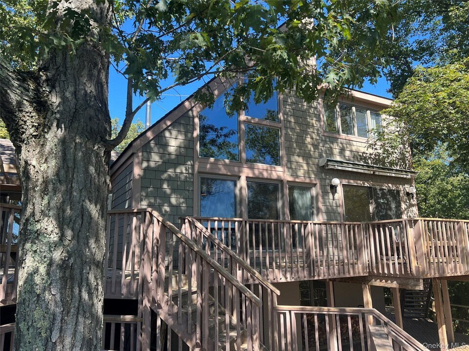 76 Whippoorwill Pond Rd in Garrison, NY - Building Photo