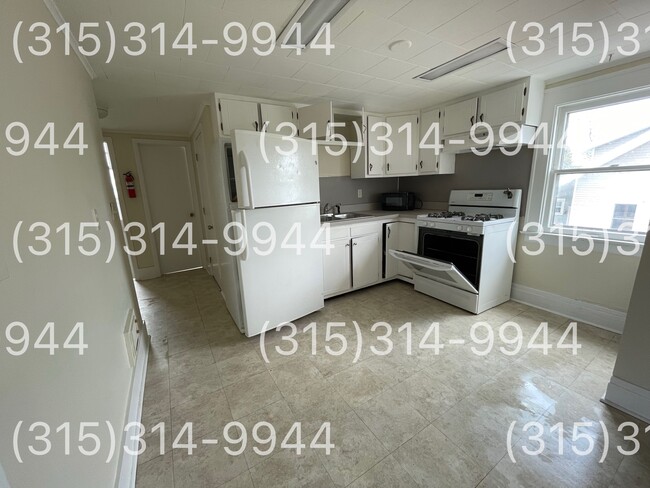 211 Russell Ave, Unit second floor in Liverpool, NY - Building Photo - Building Photo