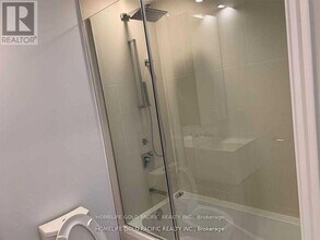 1 Bloor St E in Toronto, ON - Building Photo - Building Photo