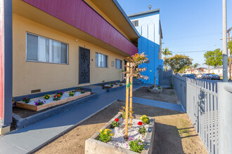 863 E Imperial Hwy in Los Angeles, CA - Foto de edificio - Building Photo