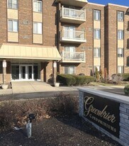 2423 N Kennicott Dr in Arlington Heights, IL - Building Photo