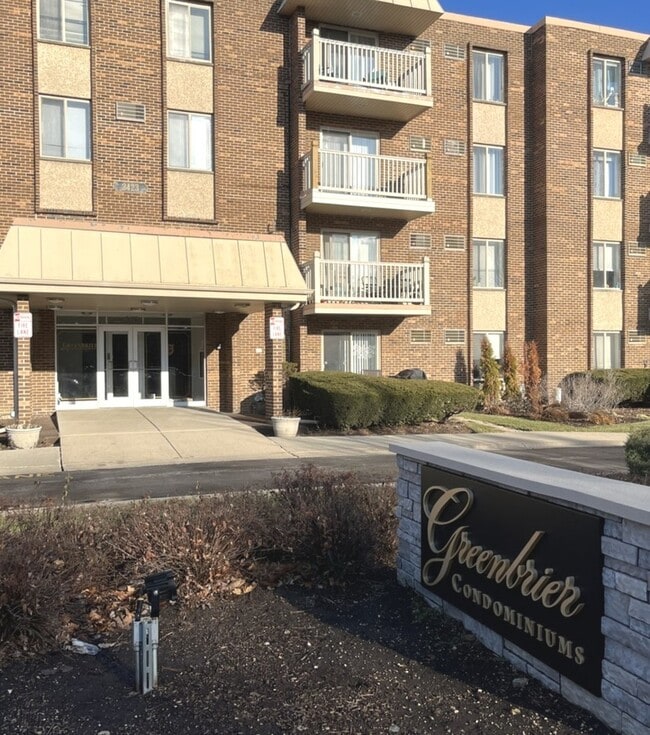 property at 2423 N Kennicott Dr