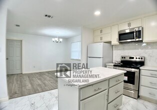 10527 Westedge Dr in Sugar Land, TX - Building Photo - Building Photo
