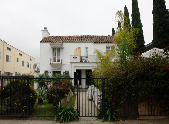 524 N Kenmore Ave in Los Angeles, CA - Foto de edificio - Building Photo