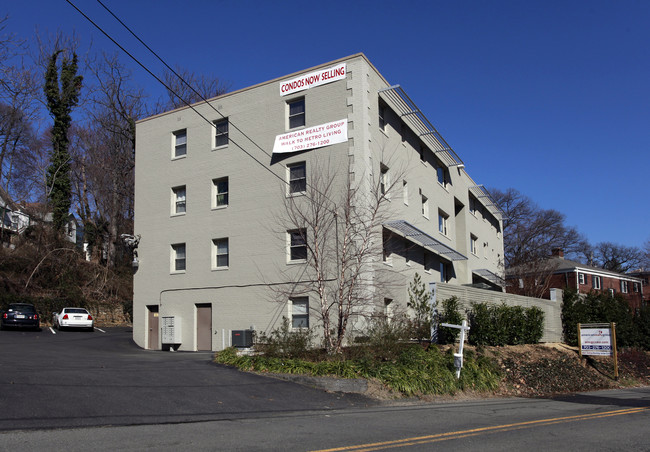 Rosslyn Manor in Arlington, VA - Building Photo - Building Photo