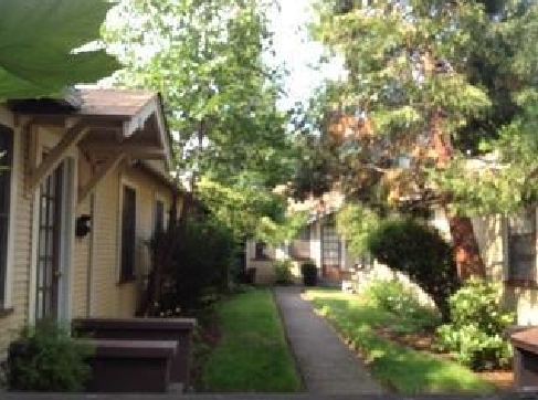 560 Siskiyou Blvd in Ashland, OR - Building Photo