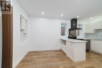 926 Kingston Rd in Toronto, ON - Building Photo - Building Photo