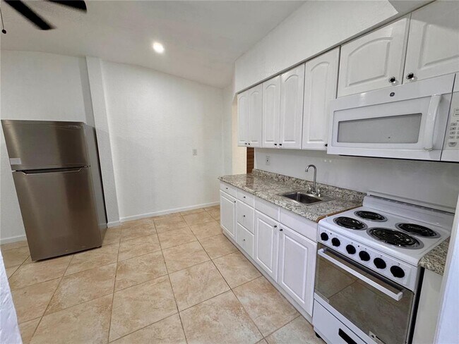 830 SW 6th St, Unit B in Hallandale Beach, FL - Foto de edificio - Building Photo