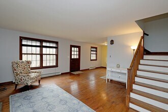 380 Newtown Turnpike in Redding, CT - Building Photo - Building Photo