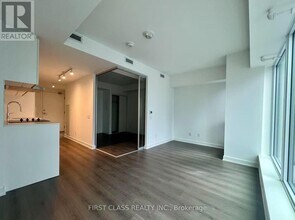 8 Wellesley St W in Toronto, ON - Building Photo - Building Photo