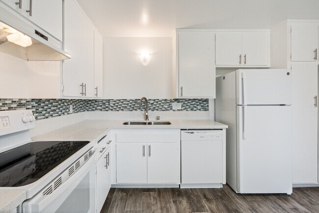 Armada Apartments in Ventura, CA - Building Photo - Building Photo