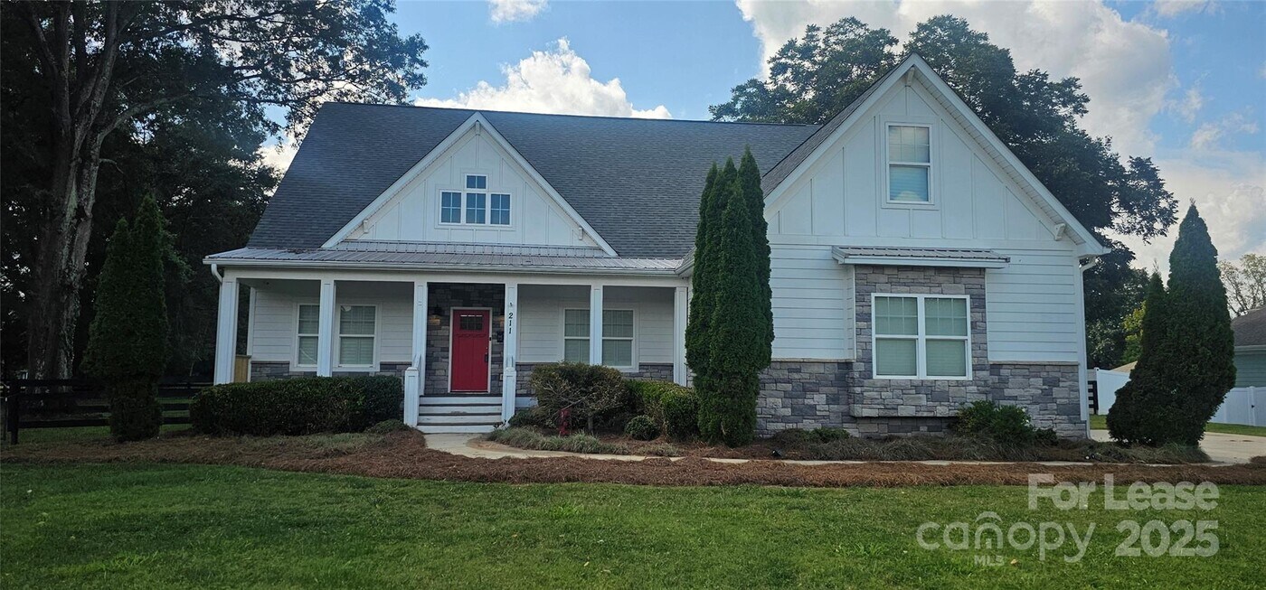 211 Scottish Highland Rd in Clover, SC - Building Photo