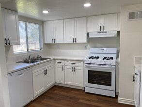 3045 Brentwood Ave in Lancaster, CA - Foto de edificio - Building Photo