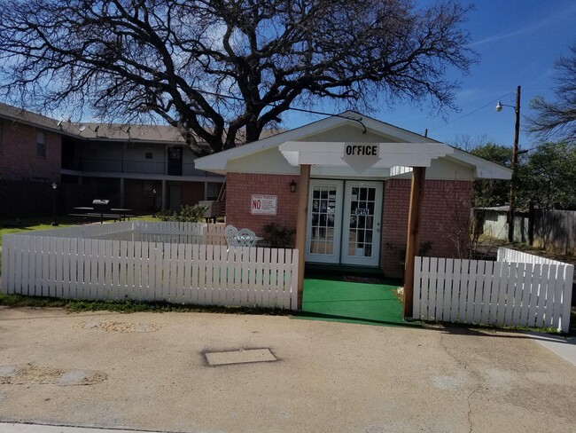 Colonial Courtyard Apartments in Brownwood, TX - Building Photo - Building Photo