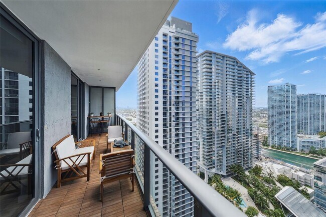 45 SW 9th St, Unit 3309 in Miami, FL - Building Photo - Building Photo