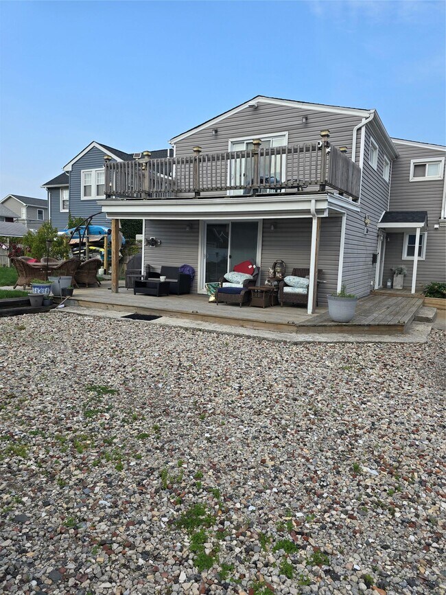 18 Julian Pl in Island Park, NY - Building Photo - Building Photo