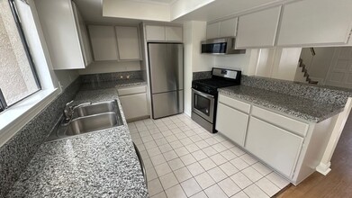 2424 Santa Ana Ave in Costa Mesa, CA - Foto de edificio - Building Photo